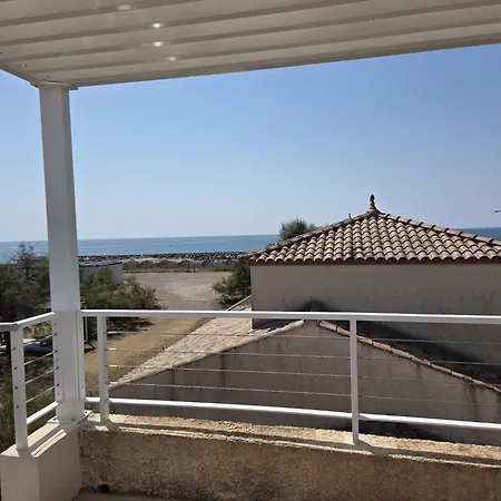 شقة 1st Floor Beachfront With Stunning Views *